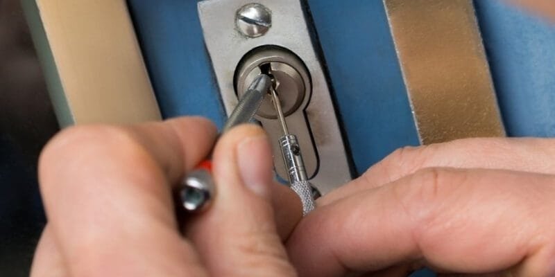 Locksmith helping a family enter a locked home