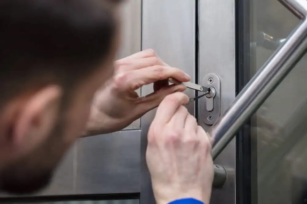 Locksmith man solves door locks in Maryland Heights