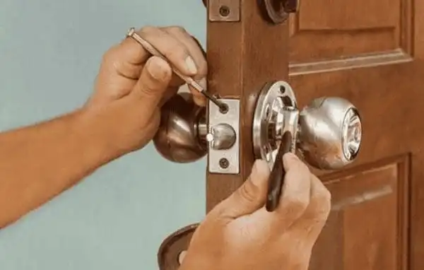 Locksmith in Maryland Heights fixes door locks from our lock r us locksmith