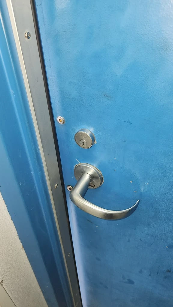 Locksmith in University City, MO blue door